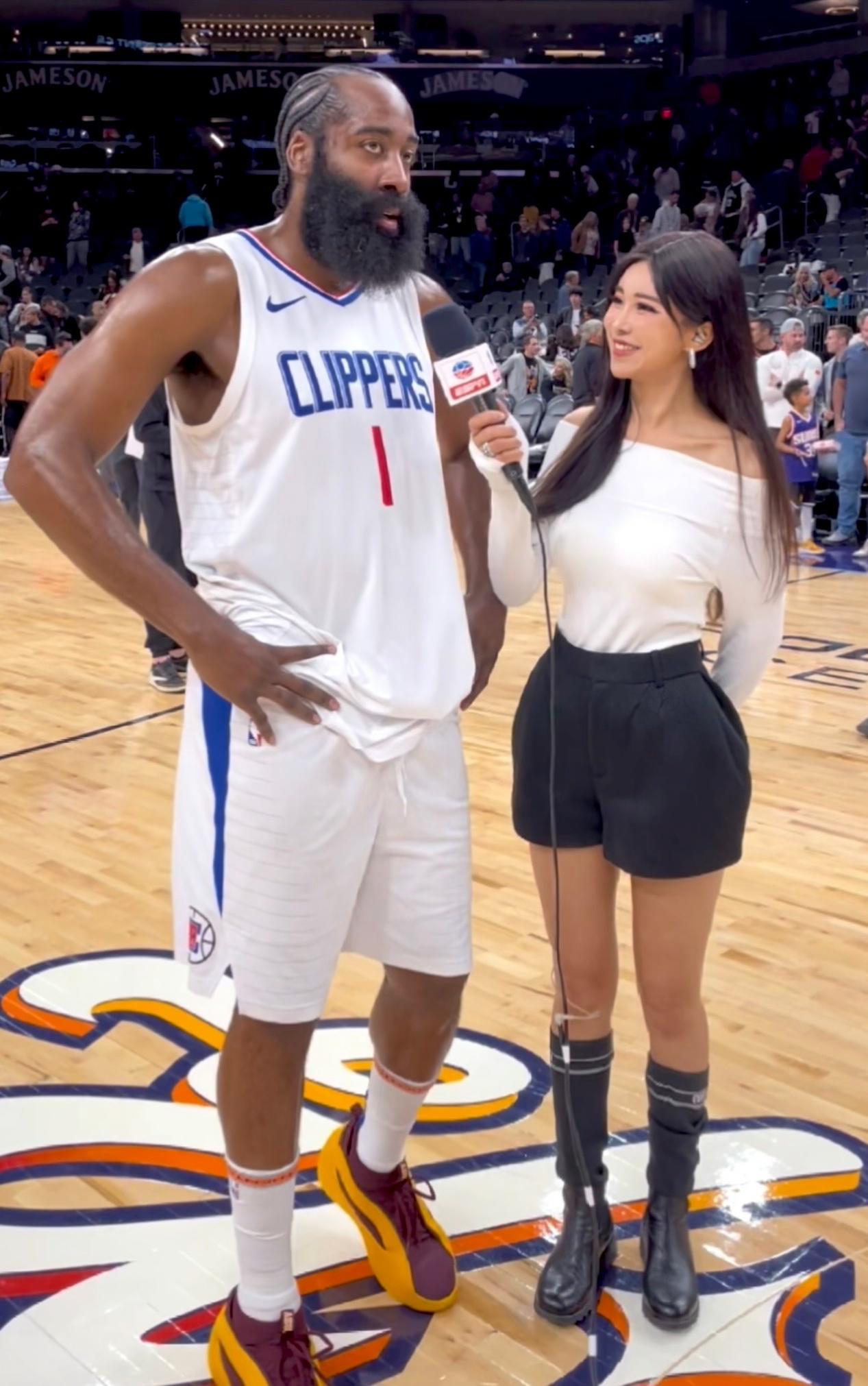 篮球比赛中球队展现顶尖水平，赢得称赞