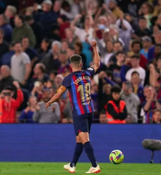 巴塞罗那宣布与主力后卫阿尔巴续约至年，稳固后防的简单介绍