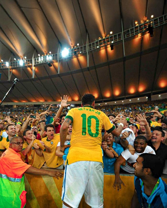 内马尔迎来二十赛季高光表现，雄鹿球迷沸腾！